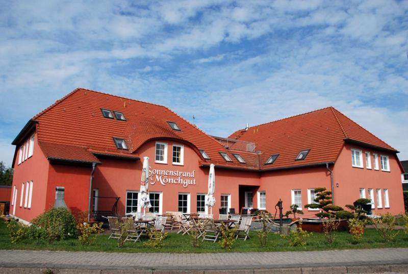 Das Kleine Hotel Auf Moenchgut Lobbe Bagian luar foto