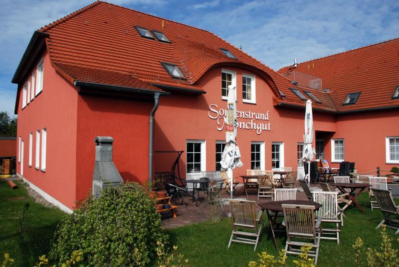 Das Kleine Hotel Auf Moenchgut Lobbe Bagian luar foto